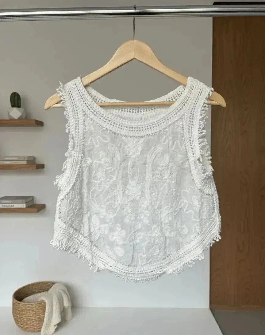 Top Musculosa Bordada Con Volado Y Lentejuelas Delicada - Imagen 2